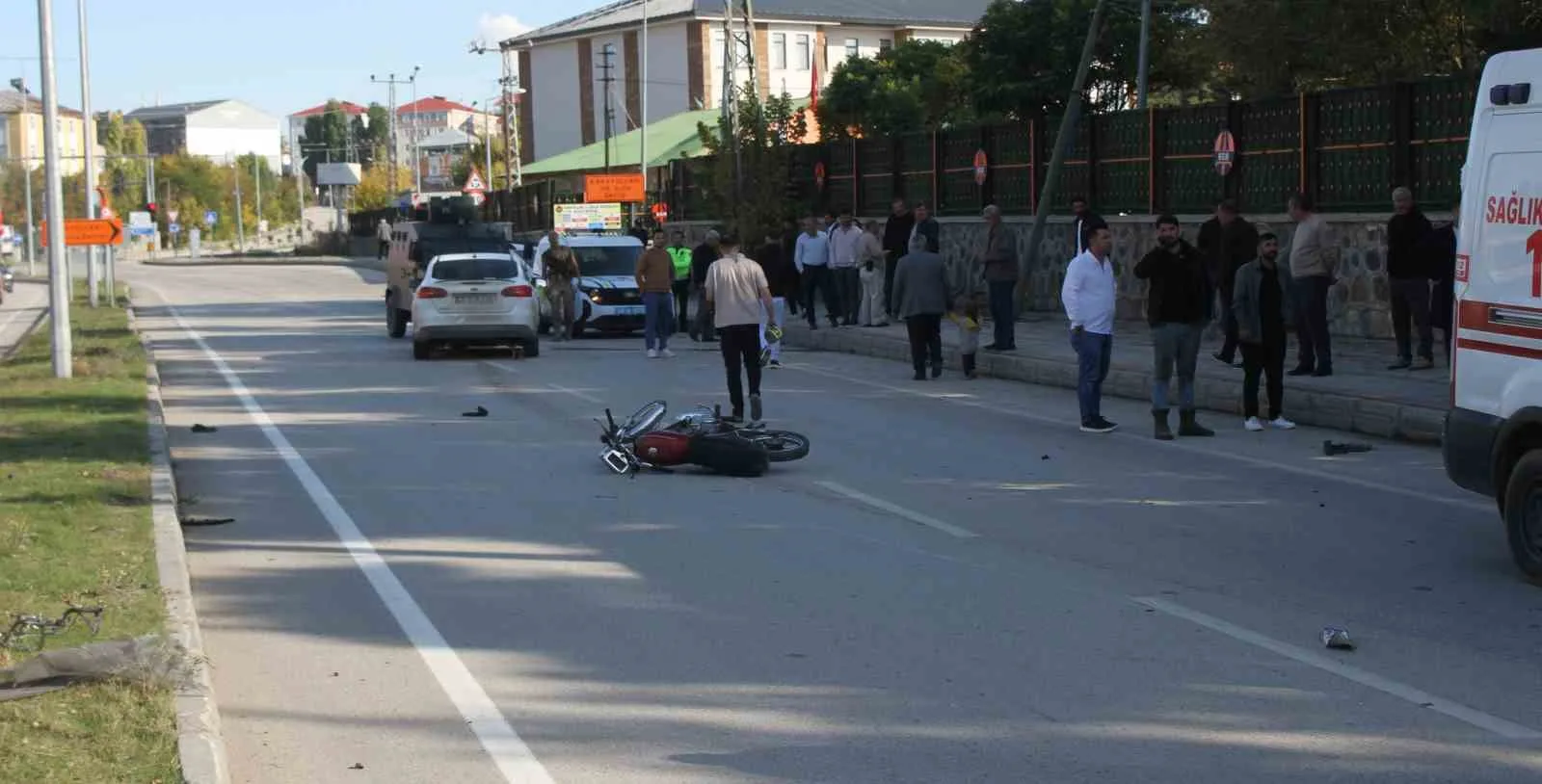 MUŞ’UN MALAZGİRT İLÇESİNDE OTOMOBİL İLE MOTOSİKLETİN ÇARPIŞMASI SONUCU 2 KİŞİ HAYATINI KAYBETTİ.