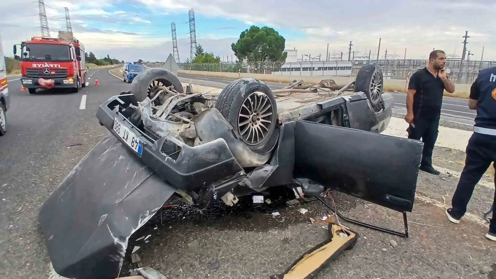 ŞANLIURFA'NIN BOZOVA İLÇESİNDE DÜZ YOLDA SEYİR HALİNDEYKEN LASTİĞİ KOPTUĞU İÇİN TAKLA ATAN FİAT TOFAŞ MARKA OTOMOBİLDEKİ 5 KİŞİ YARALANDI.