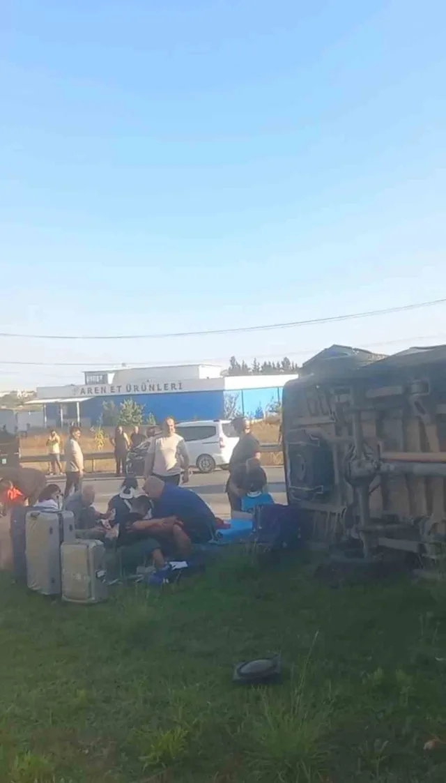 ANTALYA'NIN MANAVGAT İLÇESİNDE TUR MİNİBÜSÜ, KAMYONET VE OTOMOBİLİN ÇARPIŞMASI SONUCU MEYDANA GELEN TRAFİK KAZASINDA İLK BELİRLEMELERE GÖRE 15'İ TURİST 17 KİŞİ YARALANDI.