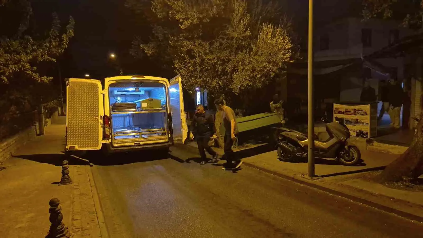 MUĞLA'NIN BODRUM İLÇESİNDE GÜRÜLTÜ MESELESİNDEN ÇIKAN KAVGADA 1 KİŞİ BIÇAKLANARAK ÖLDÜRÜLDÜ.