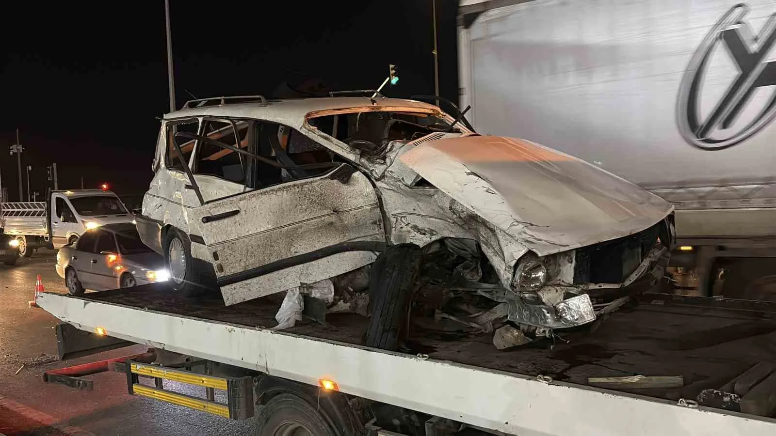 ÇORUM'DA OTOMOBİL İLE AMBULANSIN KAVŞAKTA ÇARPIŞMASI NETİCESİNDE MEYDANA GELEN KAZADA 6 KİŞİ YARALANDI.