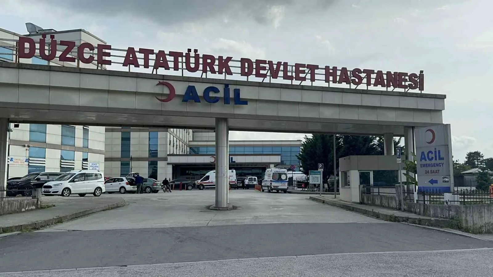 DÜZCE ATATÜRK DEVLET HASTANESİNE GİDEN ÇALIŞANLAR, YAPILAN TEDAVİLERİNİN ARDINDAN TABURCU EDİLDİ.