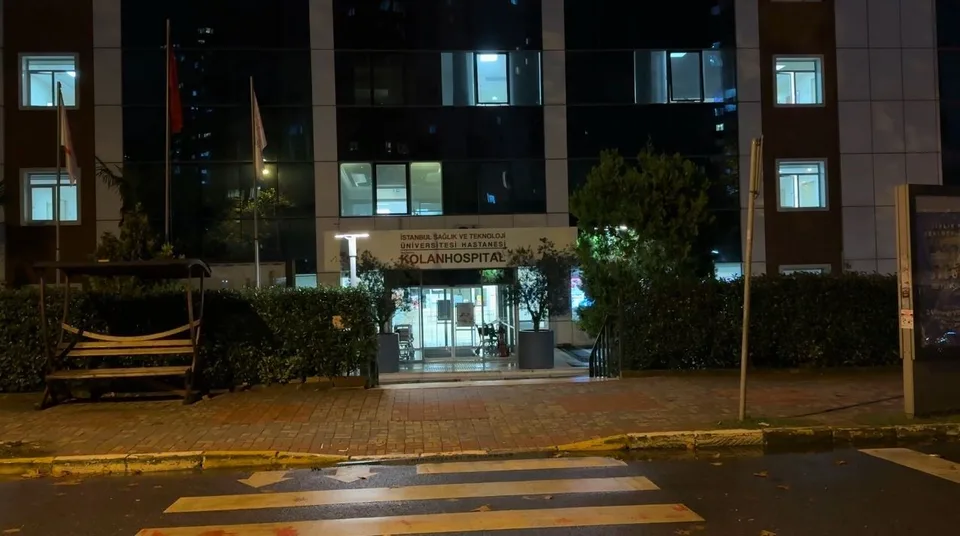 BEYLİKDÜZÜ'NDEKİ BİR MEKANDA SAHNE ALAN ŞARKICI HAKKI BULUT FENALAŞARAK HASTANEYE KALDIRILDI.