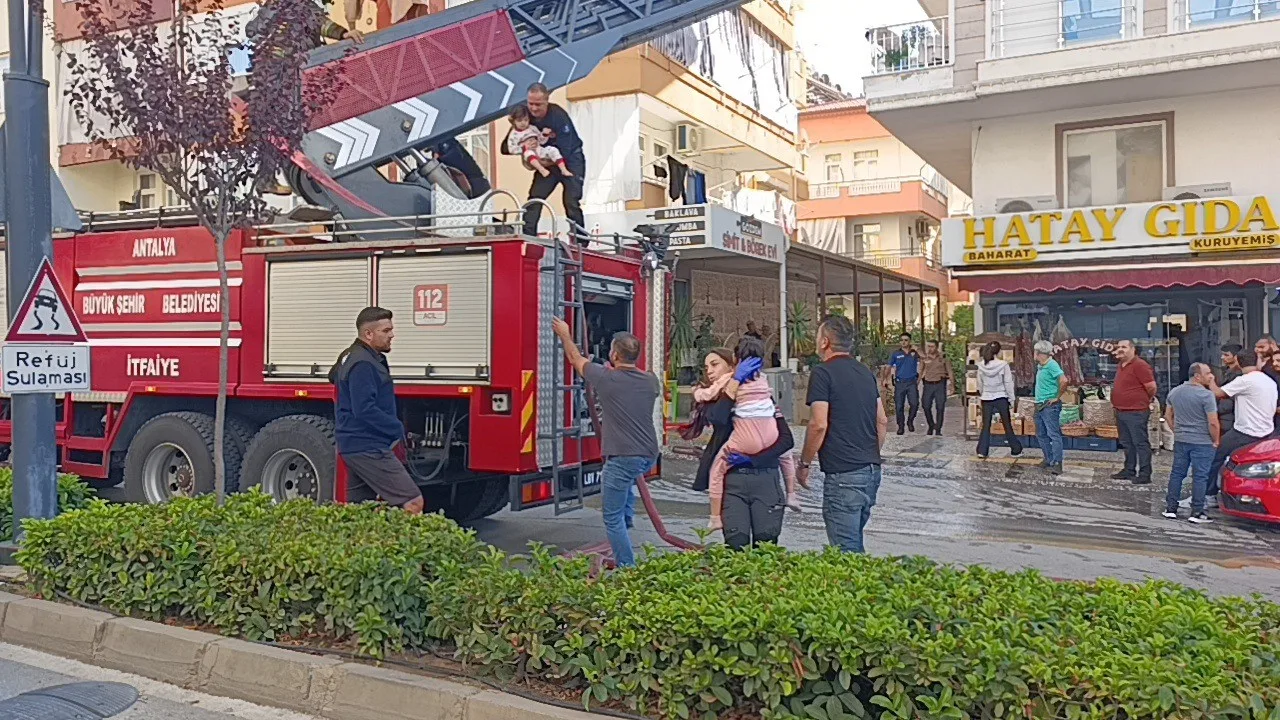 YANGINDA APARTMANDA MAHSUR KALAN 2'Sİ ÇOCUK 4 KİŞİ İTFAİYE EKİPLERİ TARAFINDAN KURTARILDI.