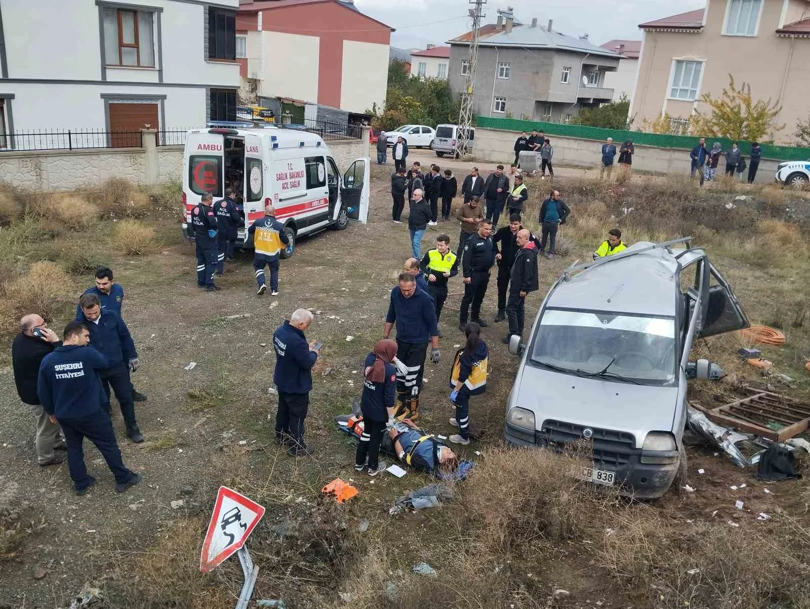 SİVAS’IN SUŞEHRİ İLÇESİNDE YOLDAN ÇIKAN HAFİF TİCARİ ARAÇ BARİYERLERİ AŞARAK ŞARAMPOLE UÇTU, ARAÇTA BULUNAN 3’Ü AĞIR 5 KİŞİ YARALANDI.