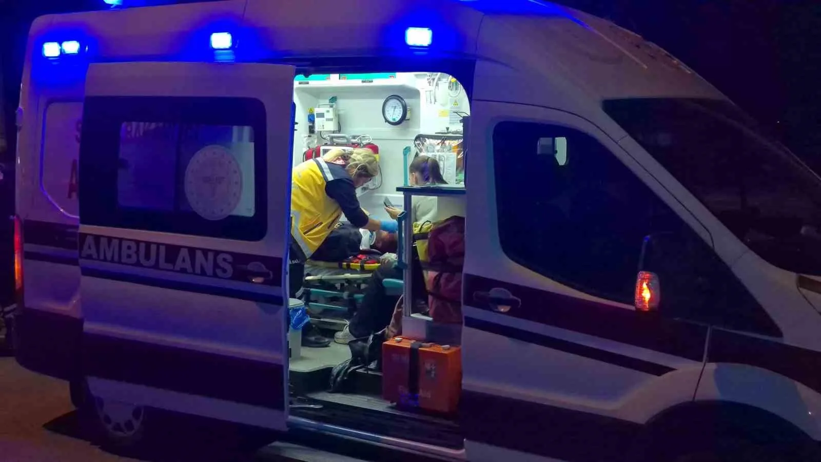 ESKİŞEHİR'DE 2 ARACIN KAVŞAKTA ÇARPIŞTIĞI TRAFİK KAZASI SONUCU 3 KİŞİ YARALANDI. KAZANIN ARDINDAN AMBULANSA BİNMEK İSTEMEYEN BİR YARALI, POLİS VE SAĞLIK EKİPLERİNE ZOR ANLAR YAŞATTI.