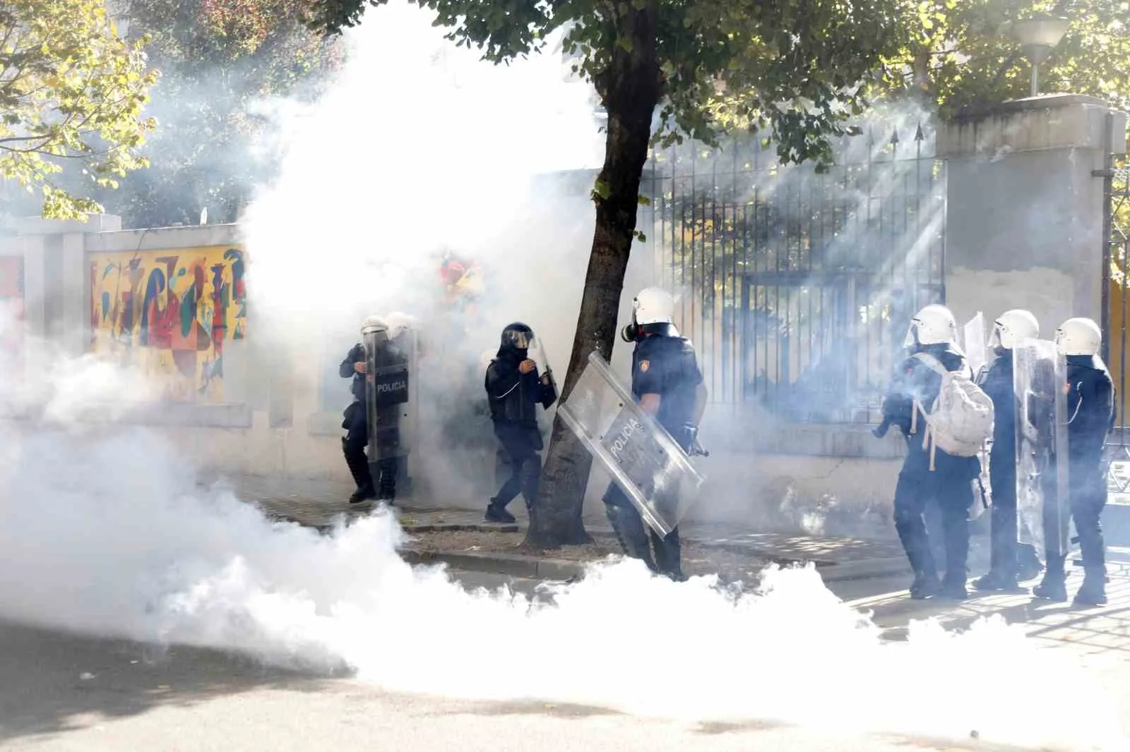ARNAVUTLUK'TA AĞIRLIKLI OLARAK ÜNİVERSİTE VE LİSE ÖĞRENCİLERİNİN GERÇEKLEŞTİRDİĞİ PROTESTOLAR DÖRDÜNCÜ GÜNÜNDE DEVAM EDERKEN, POLİS VE GÖSTERİCİLER ARASINDA ÇATIŞMALAR YAŞANDI.