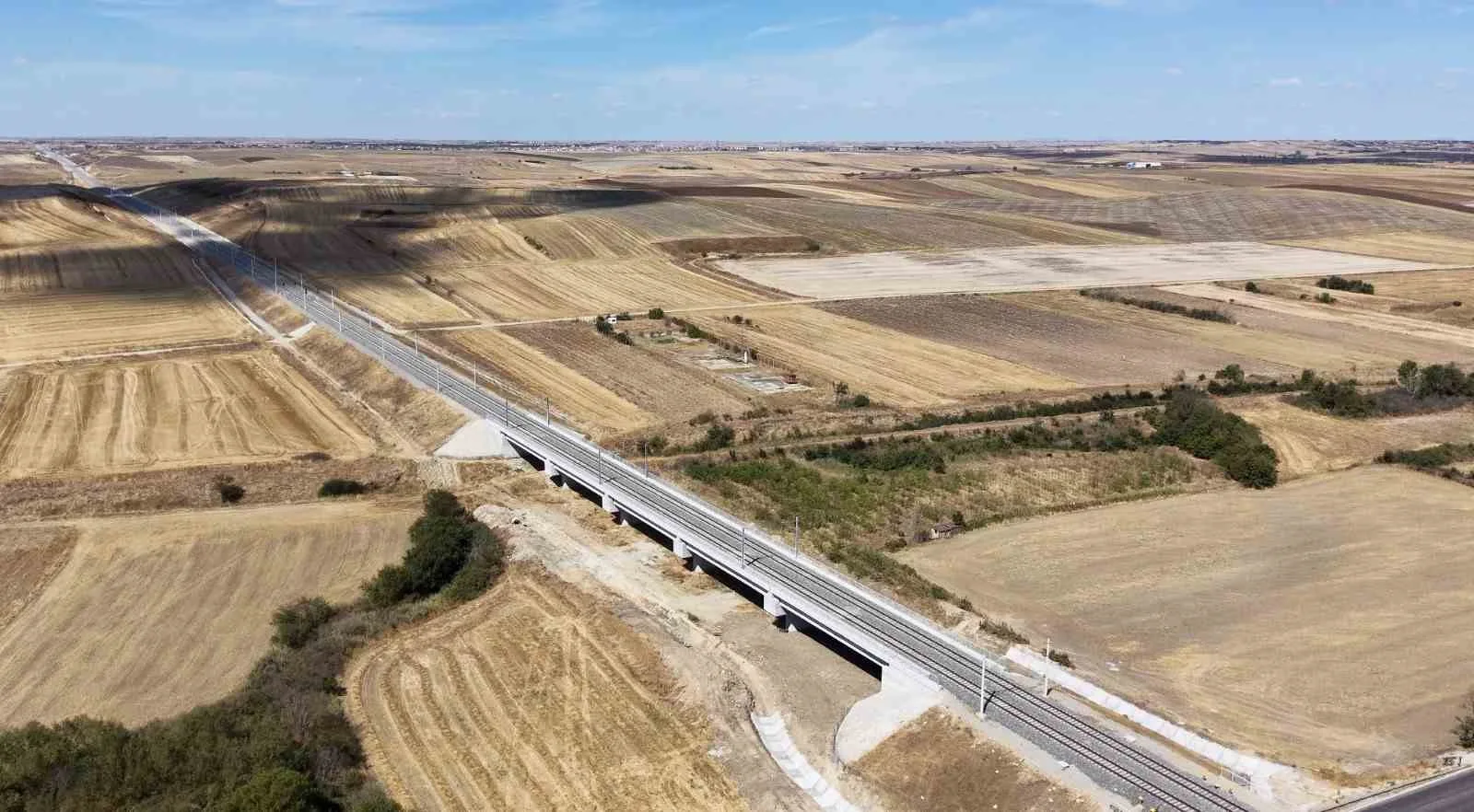 ULAŞTIRMA VE ALTYAPI BAKANI ABDULKADİR URALOĞLU, "HIZLI TREN AĞIMIZI ÇERKEZKÖY’DEN KAPIKULE’YE, AVRUPA SINIRINA KADAR ULAŞTIRIYORUZ" DEDİ.
