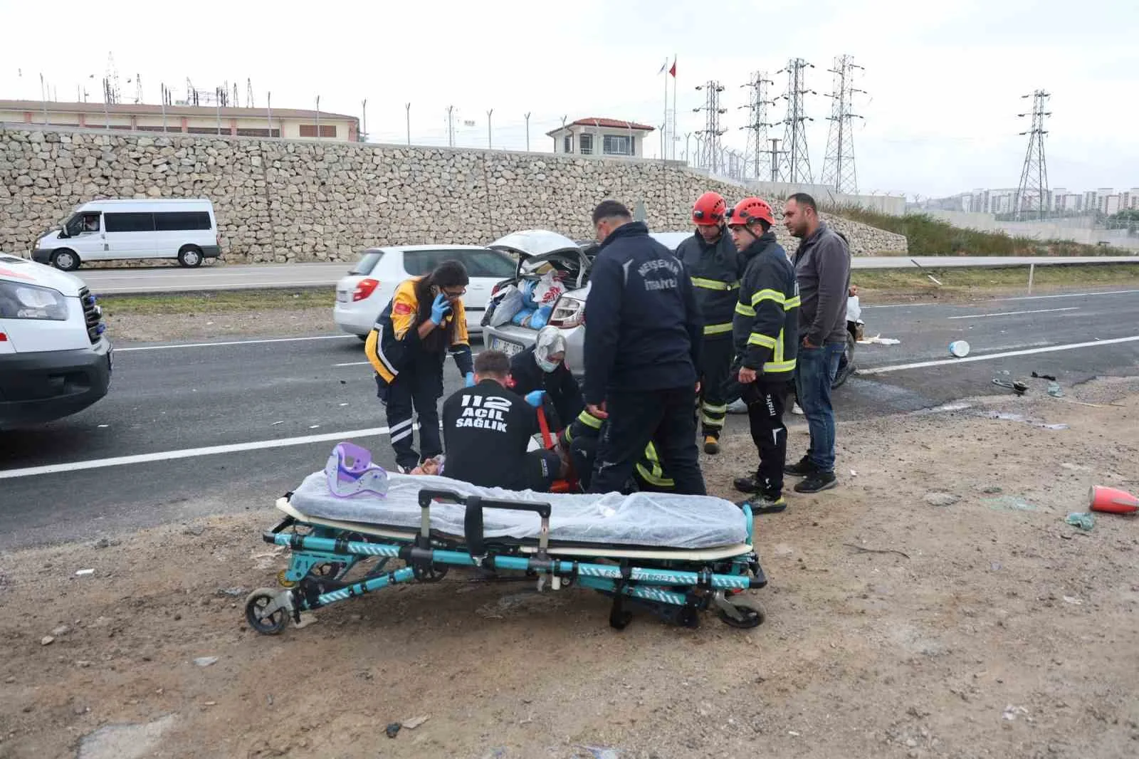 NEVŞEHİR'DE AYNI YÖNDE SEYİR HALİNDE OLAN İKİ OTOMOBİLİN ÇARPIŞMASI SONUCU MEYDANA GELEN TRAFİK KAZASINDA 7 KİŞİ YARALANDI.