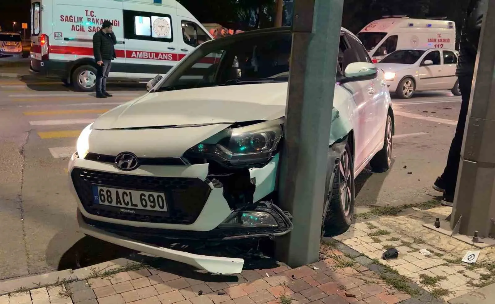 AKSARAY’DA 3 ARAÇ İLE BİR MOTOSİKLETİN KARIŞTIĞI ZİNCİRLEME TRAFİK KAZASINDA 3 KİŞİ HAFİF ŞEKİLDE YARALANDI, BİR SÜRÜCÜ OLAY YERİNDEN KAÇARAK FİRAR ETTİ.