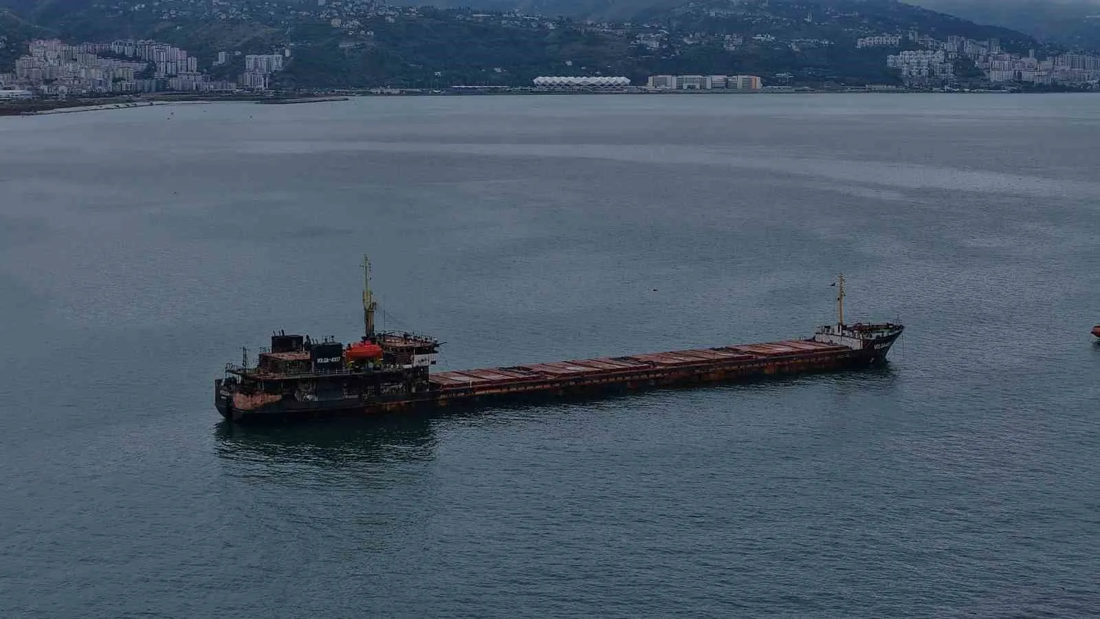 RUSYA-UKRAYNA SAVAŞI NEDENİYLE KARADENİZ’DE DRON SALDIRILARININ HEDEFİ OLAN TİCARİ GEMİLERDEN BİRİ DAHA TRABZON AÇIKLARINDA GÖRÜLDÜ. VOLGA-4007 İSİMLİ YÜK GEMİSİ, ALDIĞI HASARLARIN İZLERİYLE TRABZON AÇIKLARINA DEMİRLEDİ.