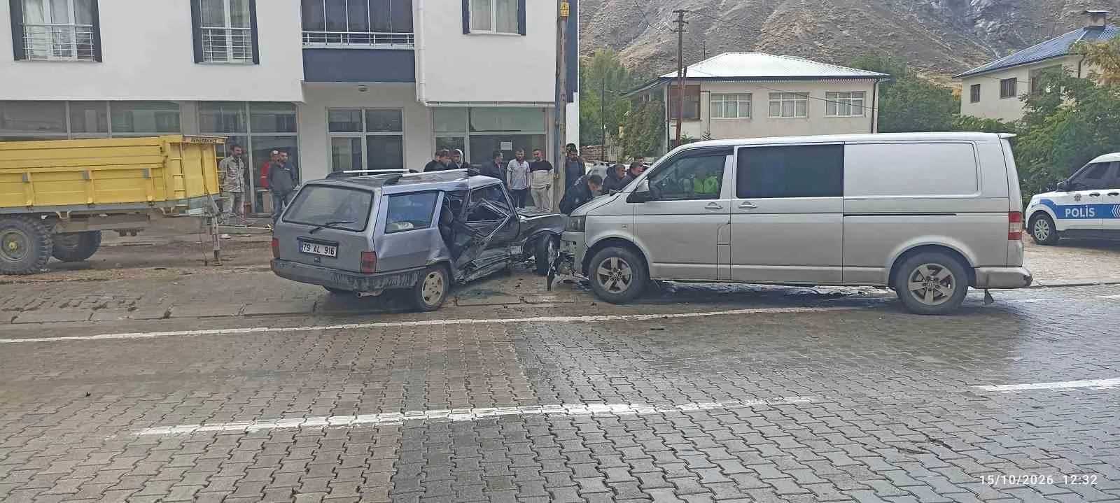 SİVAS’IN GÜRÜN İLÇESİNDE İKİ ARACIN KARIŞTIĞI TRAFİK KAZASINDA 4 KİŞİ YARALANDI.