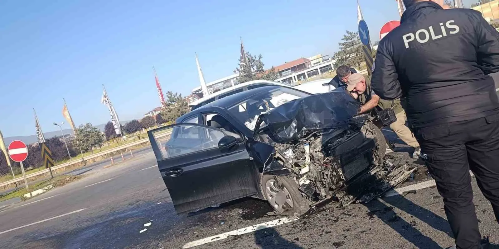 KÜTAHYA'DA İKİ OTOMOBİLİN ÇARPIŞMASI SONUCU MEYDANA GELEN TRAFİK KAZASINDA 6 KİŞİ YARALANDI.