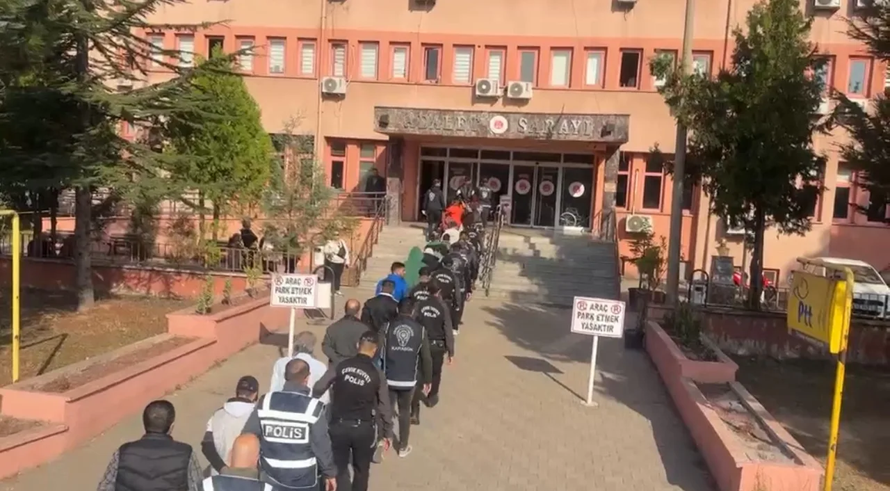 KARABÜK MERKEZLİ YÜRÜTÜLEN SİBER SUÇ SORUŞTURMASI KAPSAMINDA 15 İLDE DÜZENLENEN EŞ ZAMANLI OPERASYONDA GÖZALTINA ALINAN 42 ŞÜPHELİDEN 26’SI TUTUKLANDI.