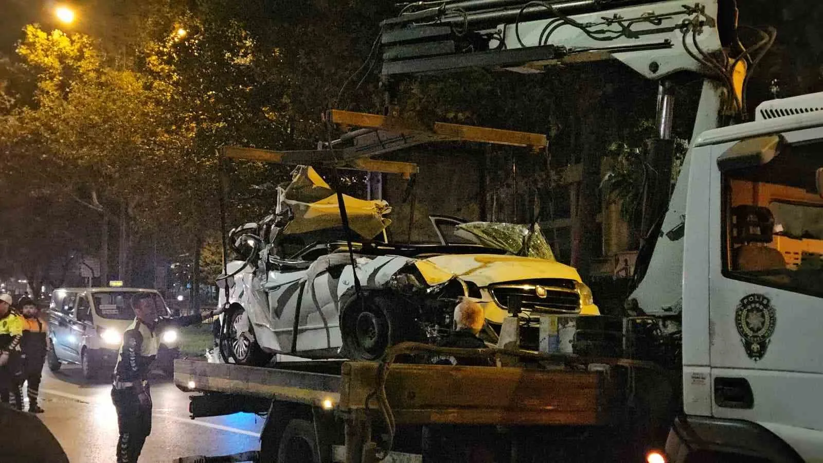 BEYOĞLU’NDA MAKAS ATAN ALKOLLÜ SÜRÜCÜ KAMYONUN ALTINA GİRDİ: 3 YARALI