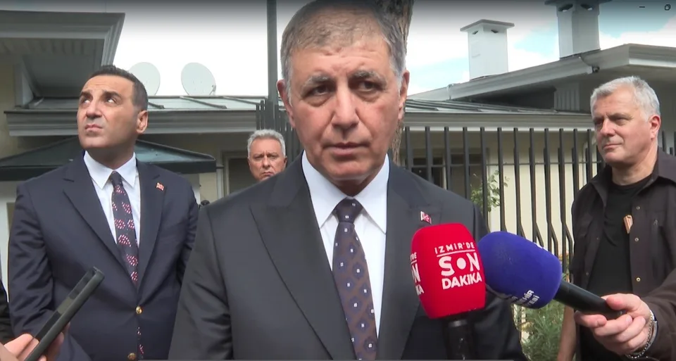 İZMİR BÜYÜKŞEHİR BELEDİYE BAŞKANI CEMİL TUGAY, AK PARTİ'YE TRANSFERİ SONRASI ŞATO'DA DÜZENLENEN KRİTİK ZİRVENİN ARDINDAN ÖZGÜR ÖZEL'İN SERT AÇIKLAMALARINA YANIT VERDİ. POLEMİĞE GİRMEKTEN KAÇINDIĞINI BELİRTEN TUGAY, ESKİ GENEL BAŞKANININ İFADELERİ İÇİN "KEM SÖZ SAHİBİNE AİTTİR" DEĞERLENDİRMESİNDE BULUNDU.