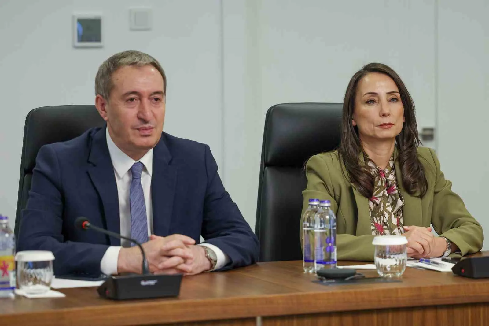 DEM PARTİ EŞ GENEL BAŞKANLARI TÜLAY HATİMOĞULLARI VE TUNCER BAKIRHAN, YENİ PARTİ GENEL BAŞKANI ÖZGÜR ÖZEL’İ YENİ PARTİ GENEL MERKEZİ’NDE ZİYARET ETTİ.
