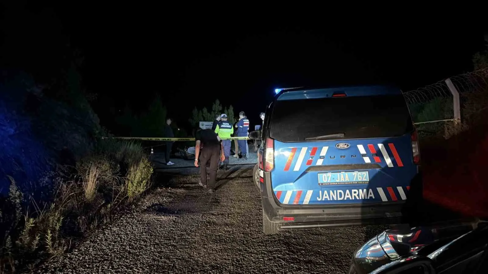 ANTALYA’NIN GAZİPAŞA İLÇESİNDE 20 YAŞINDAKİ GENÇ YOL KENARINDA ÖLÜ BULUNDU.