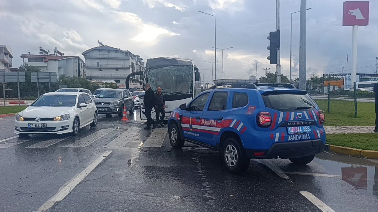 KAZA YAPAN KAMYON TRAFİK EKİPLERİ TARAFINDAN YOLUN TAMAMEN KAPANMAMASI İÇİN YOLDAN KALDIRILIRKEN, SERVİS OTOBÜSÜNÜN HAREKET EDEMEMESİ NEDENİYLE YOLDA UZUN BİR ARAÇ KUYRUKLARI OLUŞTU.