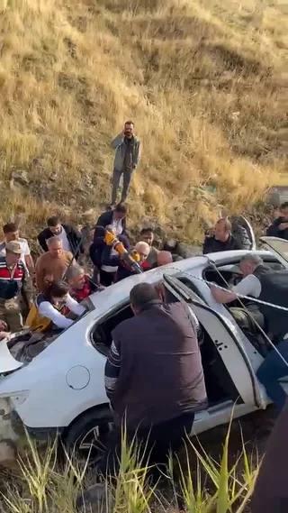 ELAZIĞ’DA OTOMOBİLİN ŞARAMPOLE YUVARLANMASI SONUCU MEYDANA GELEN KAZADA 3 KİŞİ YARALANIRKEN, ARAÇTAN SIKIŞAN YARALILAR İTFAİYE EKİPLERİ TARAFINDAN ÇIKARTILDI