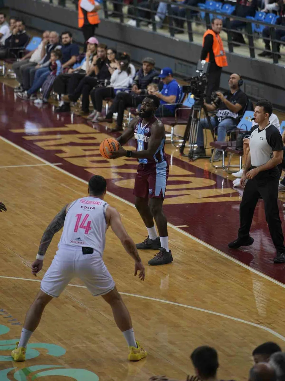 BASKETBOL ŞAMPİYONLAR LİGİ'NDE İKİNCİ MAÇINA ÇIKAN TRABZONSPOR SAHASINDA KARŞILAŞTIĞI AZERBAYCAN EKİBİ SABAH BC'Yİ 100-83 YENEREK A GRUBUNDA İKİNCİ GALİBİYETİNE ULAŞTI.