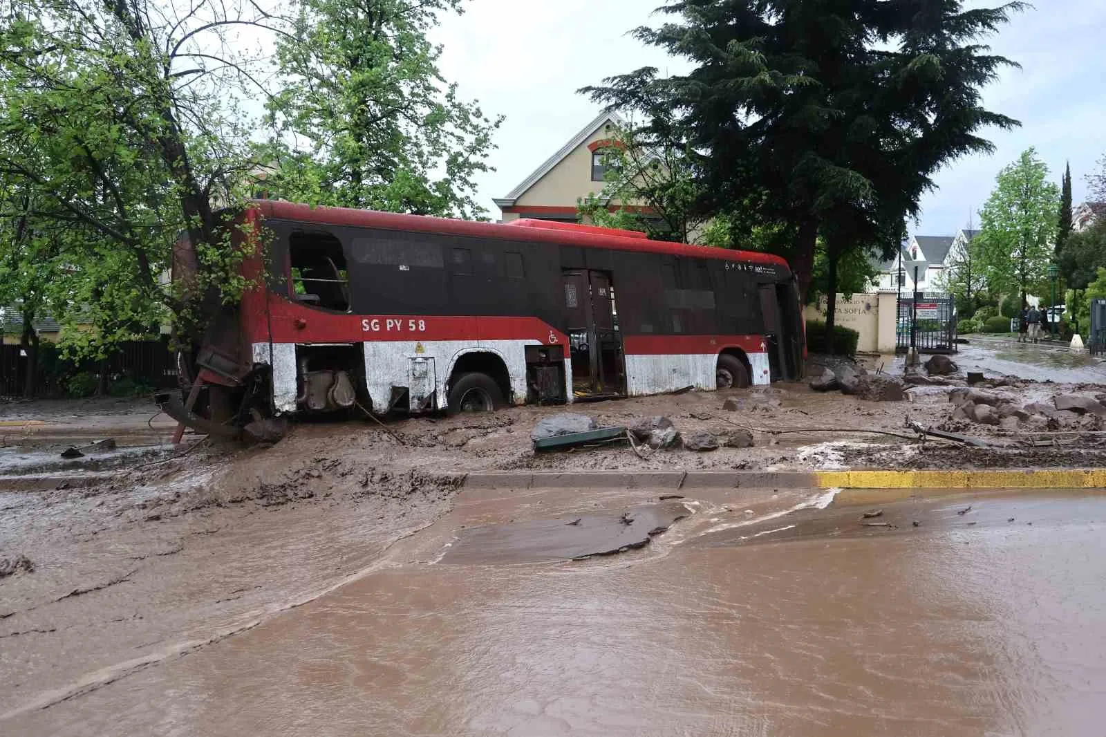 ŞİLİ'DE ŞİDDETLİ YAĞIŞLAR SONUCU MEYDANA GELEN SELLERDE ONLARCA ARAÇ SELE KAPILIRKEN, İÇERİSİNDE YOLCU OLAN OTOBÜS METRELERCE SÜRÜKLENDİ. SEL FELAKETİNDE 6 KİŞİ YARALANDI.