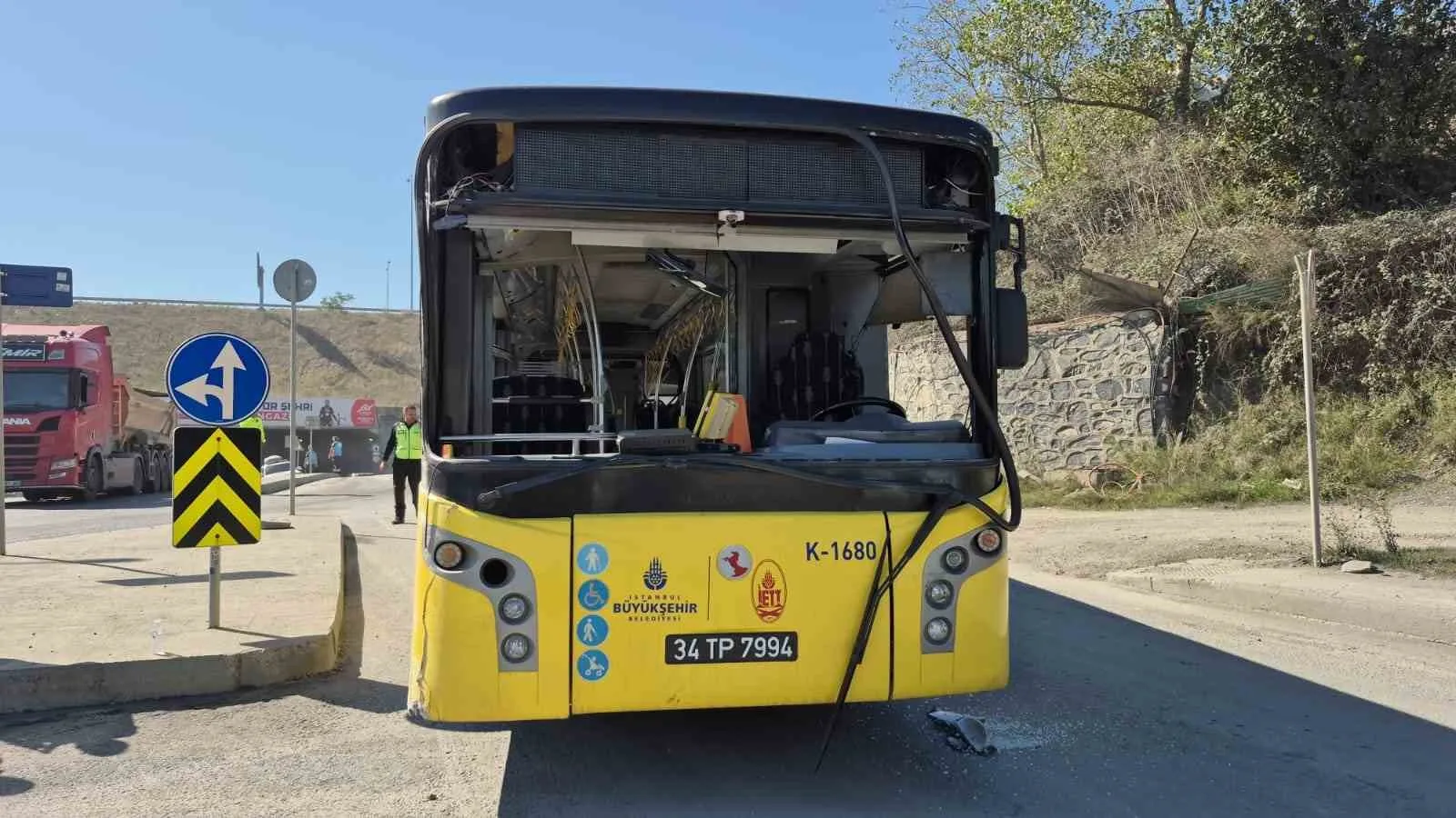KAZA NEDENİYLE AĞIR HASAR OLUŞAN İETT OTOBÜSÜ, OLAY YERİNDEKİ ÇALIŞMALARIN ARDINDAN ÇEKİCİ YARDIMIYLA İETT İKİTELLİ GARAJI’NA GÖTÜRÜLÜRKEN, KAZANIN SÜRÜCÜ HATASINDAN MI YOKSA BAŞKA BİR NEDENDEN Mİ KAYNAKLANDIĞININ BELİRLENMESİ AMACIYLA İNCELEME BAŞLATILDIĞI ÖĞRENİLDİ.
