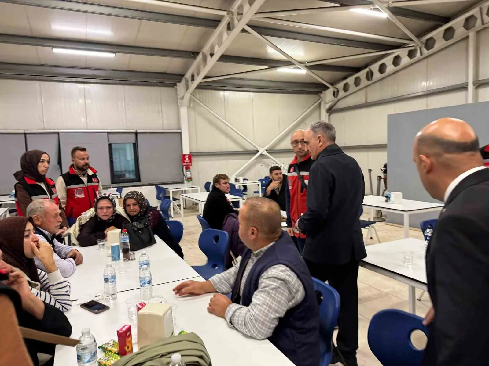 MANİSA'NIN SOMA İLÇESİNDE İMBAT MADEN İŞLETMESİNDE MEYDANA GELEN GÖÇÜKTE MAHSUR KALAN 5 İŞÇİDEN BİRİNİN CANSIZ BEDENİNE ULAŞILIRKEN, DİĞER 4 İŞÇİYİ ARAMA KURTARMA ÇALIŞMALARI AKŞAM SAATLERİNDE DE DEVAM EDİYOR.