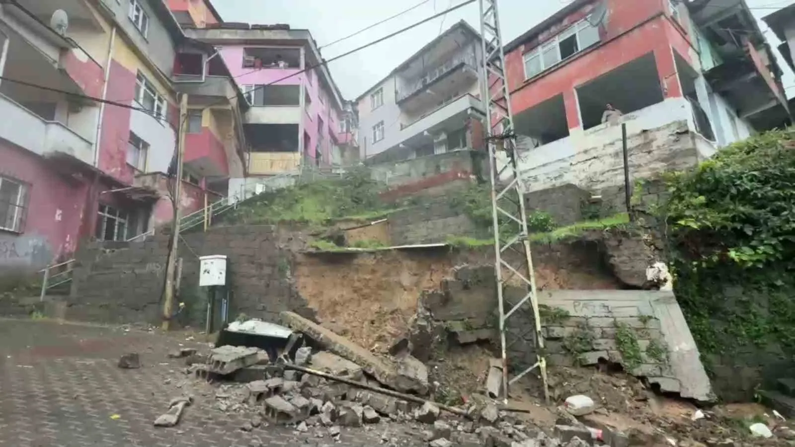 ZONGULDAK'TA ŞİDDETLİ YAĞIŞIN ARDINDAN HEYELAN MEYDANA GELDİ. HEYELAN SONUCU BİR İSTİNAT DUVARI ÇÖKTÜ.