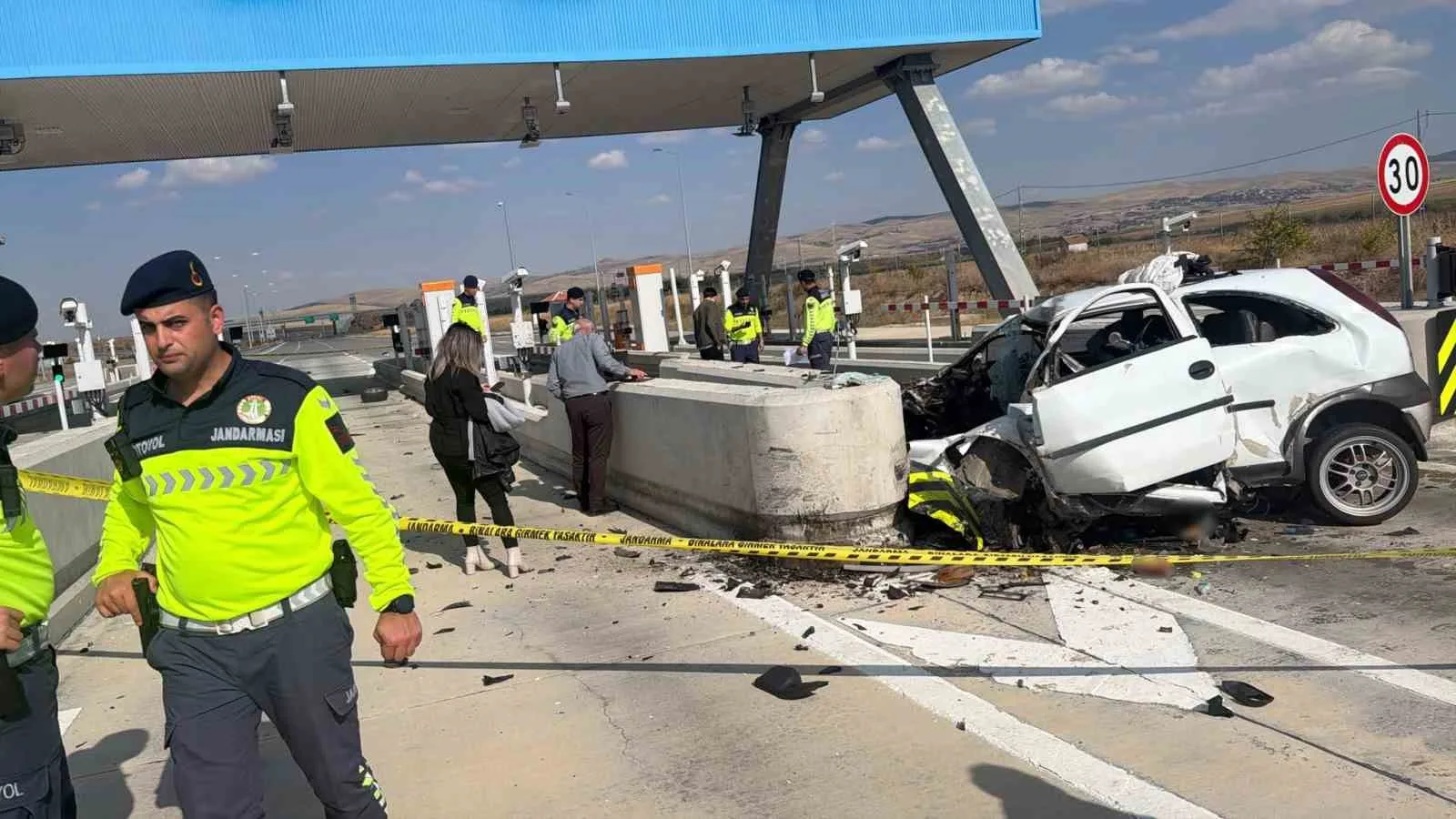 AKSARAY, ANKARA-NİĞDE OTOYOLU'NDA GİŞEYE GİRMEK İSTERKEN KAZA YAPAN OTOMOBİLDE SIKIŞAN SÜRÜCÜ HAYATINI KAYBETTİ.
