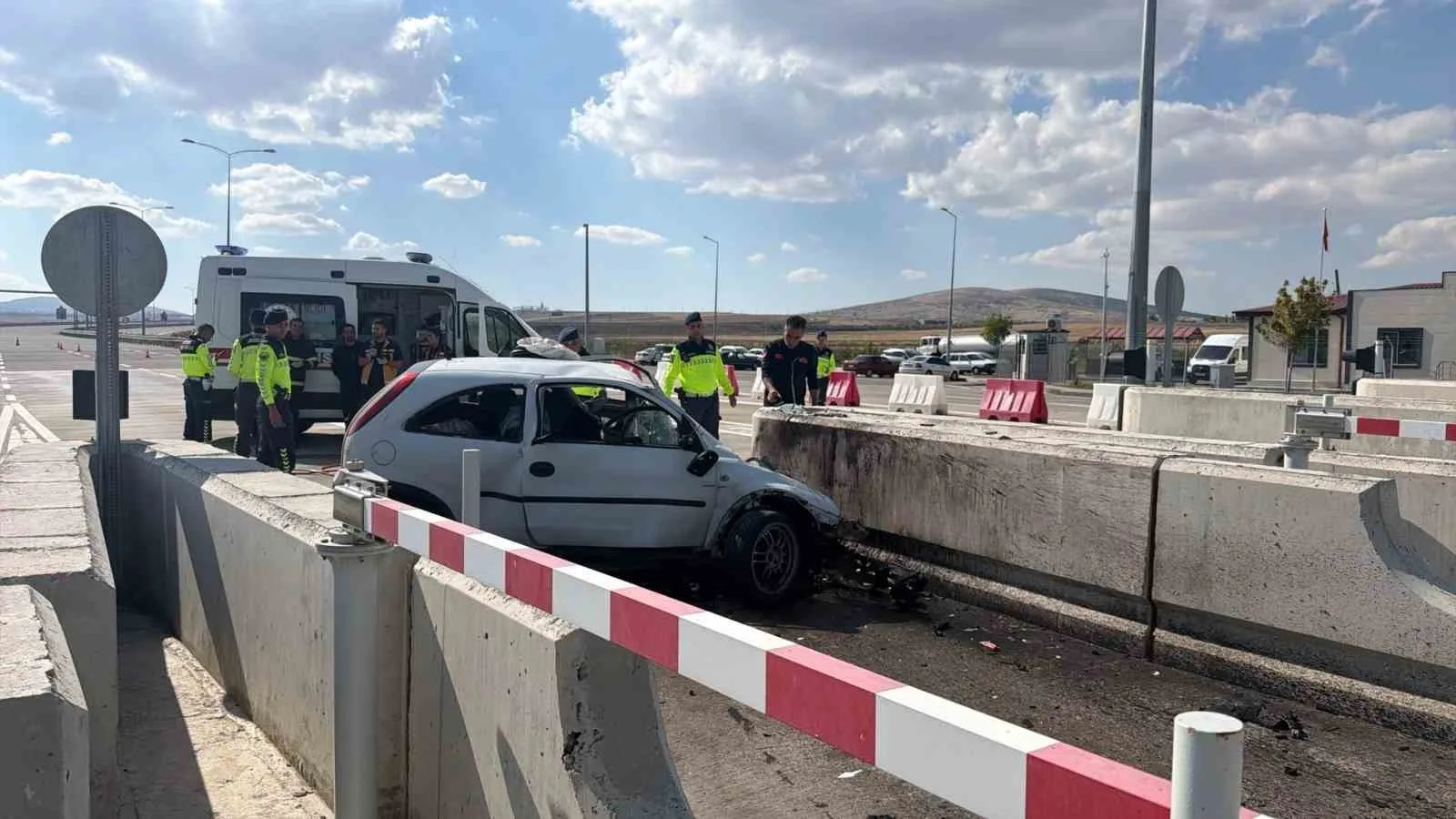 AKSARAY, ANKARA-NİĞDE OTOYOLU'NDA GİŞEYE GİRMEK İSTERKEN KAZA YAPAN OTOMOBİLDE SIKIŞAN SÜRÜCÜ HAYATINI KAYBETTİ.
