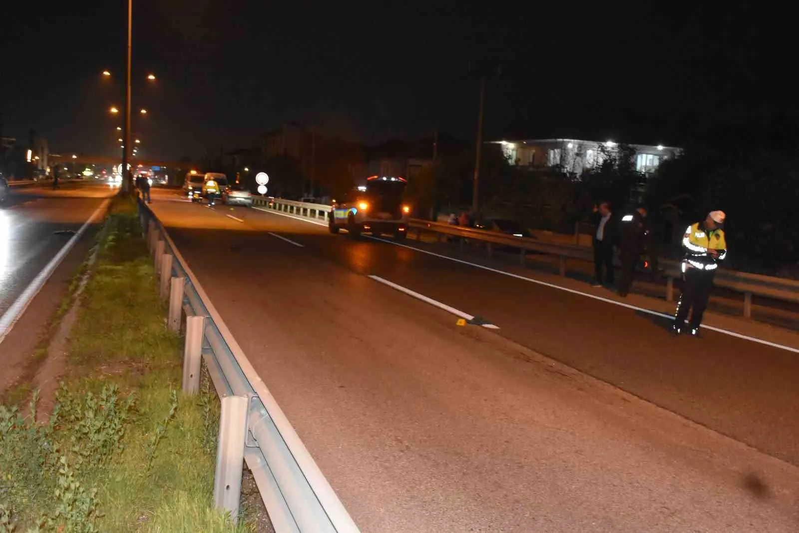 SAKARYA’NIN HENDEK İLÇESİ D-100 KARA YOLUNDA YOLUN KARŞISINA GEÇMEYE ÇALIŞAN 69 YAŞINDAKİ KADIN, OTOMOBİLİN ÇARPMASI NETİCESİNDE OLAY YERİNDE HAYATINI KAYBETTİ.