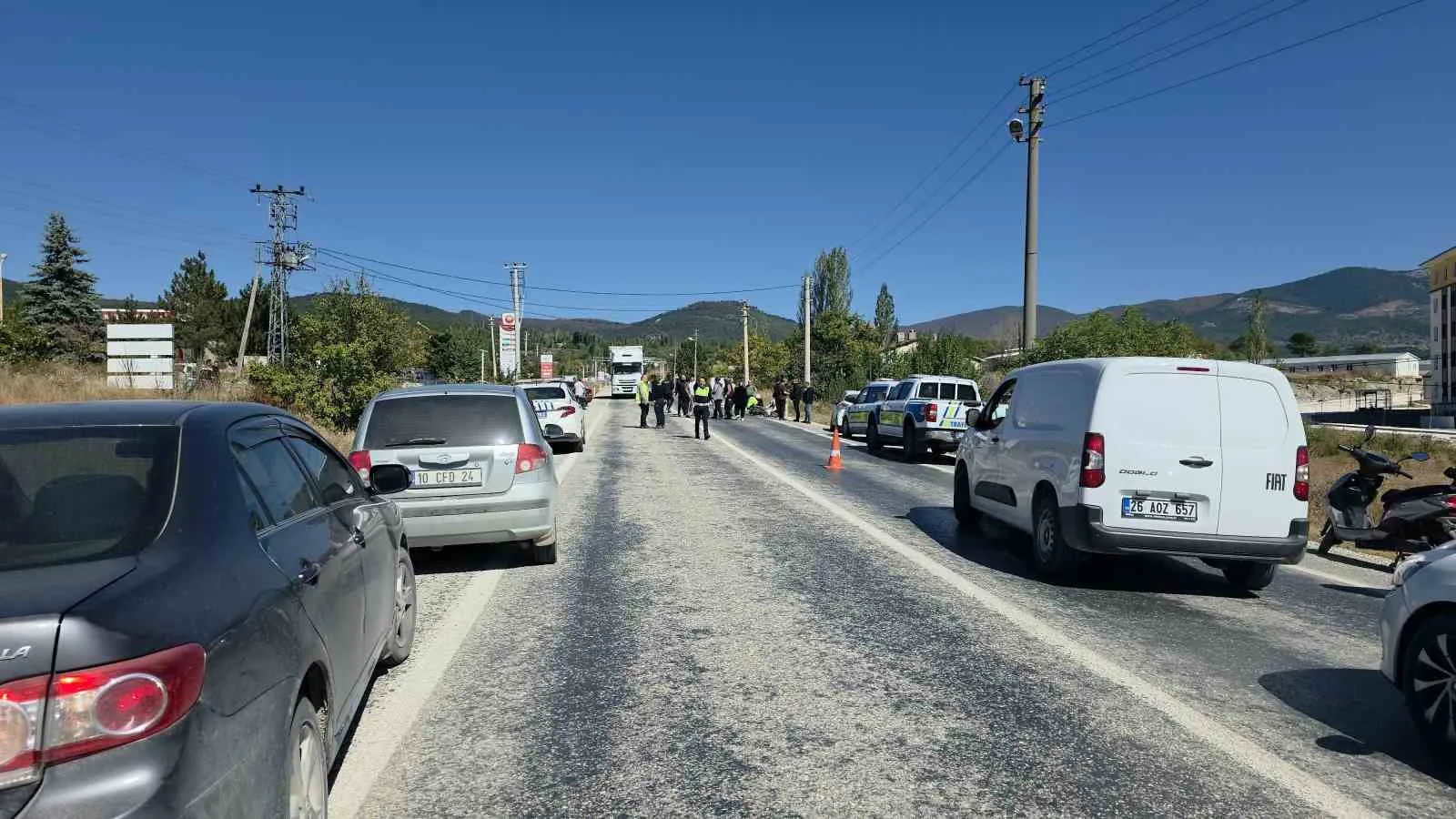 DOMANİÇ’TE OTOMOBİL İLE MOTOSİKLET ÇARPIŞTI: 1 GENÇ HAYATINI KAYBETTİ