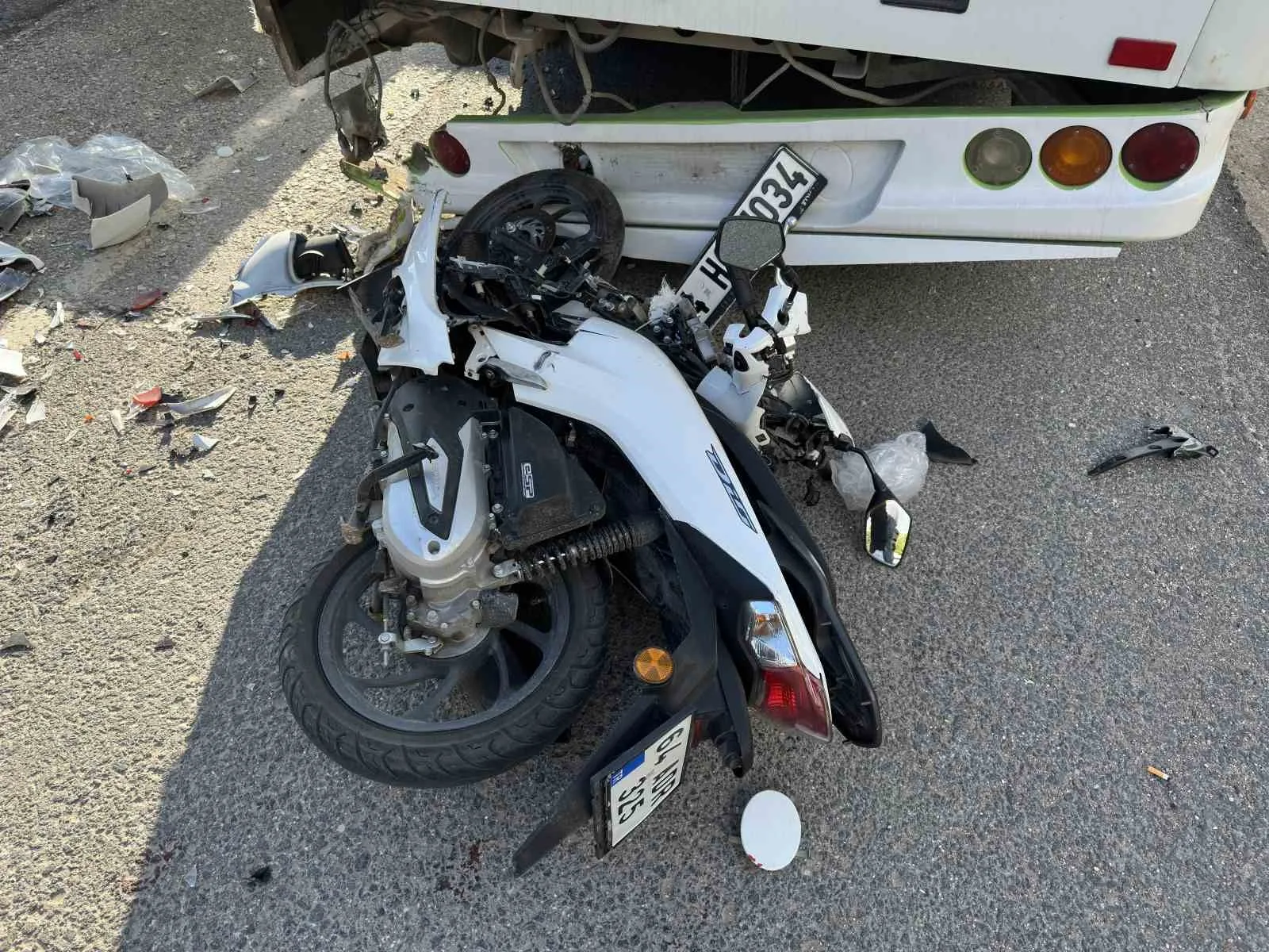 UŞAK'TA MOTOSİKLETİN ÖZEL HALK OTOBÜSÜNE ARKADAN ÇARPMASI SONUCU MEYDANA GELEN KAZADA 1 KİŞİ HAYATINI KAYBETTİ, 1 KİŞİ AĞIR YARALANDI.