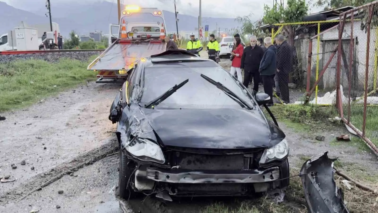HATAY’DA HEMZEMİN GEÇİTTEN GEÇMEK İSTEYEN OTOMOBİLE TRENİN ÇARPMASIYLA YAŞANAN KAZADA 45 YAŞINDAKİ ANNE ÖLDÜ, 21 YAŞINDAKİ OĞLU YARALANDI. TRENİN, OTOMOBİLİ METRELERCE SÜRÜKLEDİĞİ ANLAR İSE KAMERAYA YANSIDI.