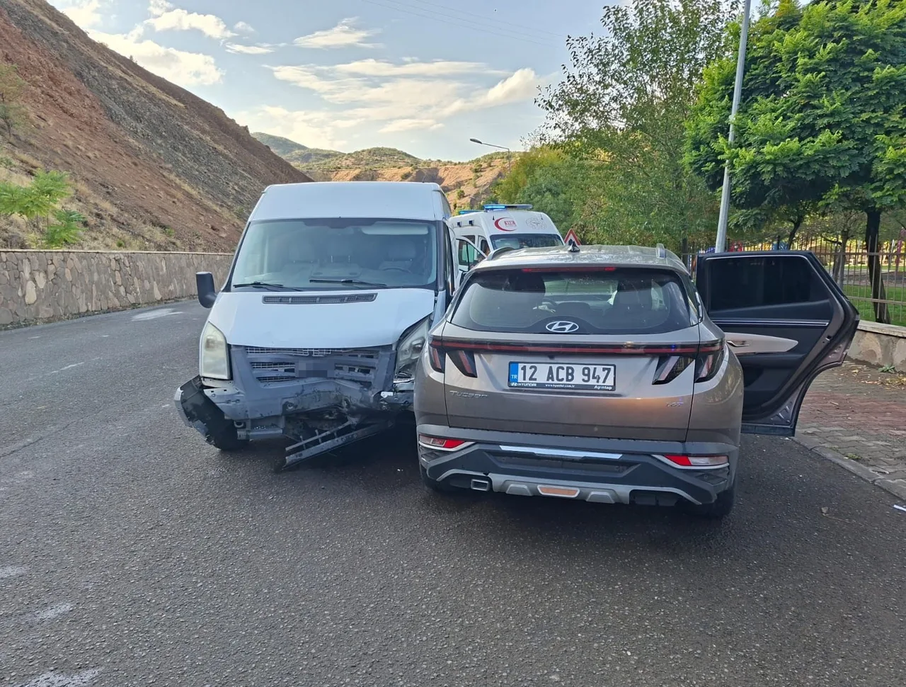 BİNGÖL'DE OTOMOBİL İLE MİNİBÜSÜN ÇARPIŞMASI SONUCU MEYDANA GELEN TRAFİK KAZASINDA 3 KİŞİ YARALANDI.