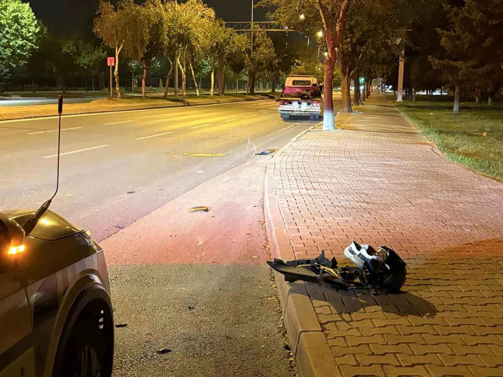 KAYSERİ’NİN MELİKGAZİ İLÇESİNDE ÖNCE OTOMOBİLE ARDINDAN DA TRAFİK LEVHASINA ÇARPTIKTAN SONRA 50 METRE SÜRÜKLENEN MOTOSİKLETİN SÜRÜCÜSÜ TEDAVİ GÖRDÜĞÜ HASTANEDE YAŞAMINI YİTİRDİ.