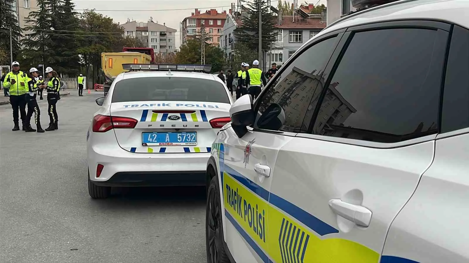 KONYA'DA HAFRİYAT KAMYONUYLA ÇARPIŞAN MİNİBÜSTEKİ 10 KİŞİ YARALANDI.
