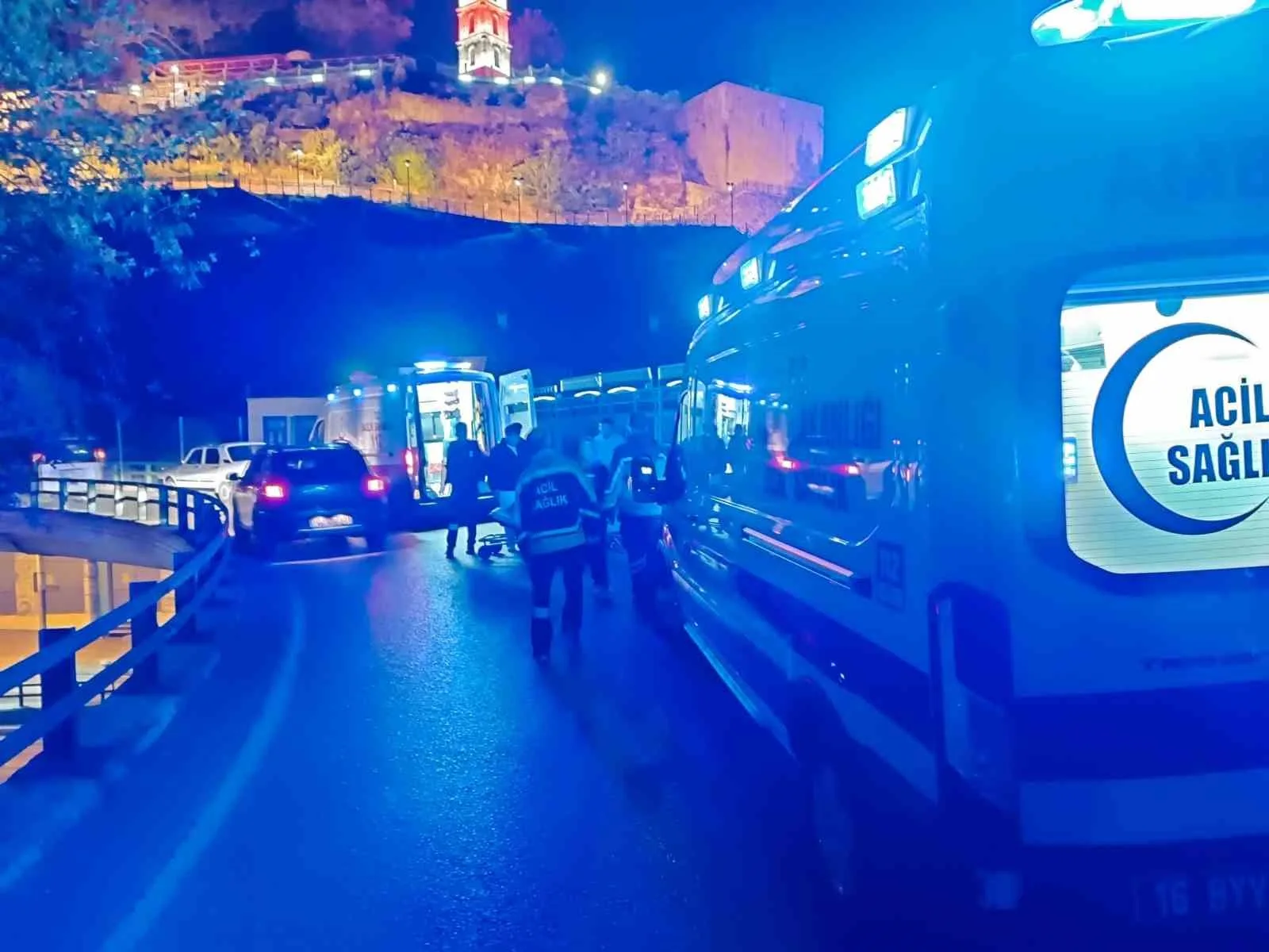 YARALILAR, AMBULANSLARLA HASTANEYE KALDIRILARAK TEDAVİ ALTINA ALINDI.