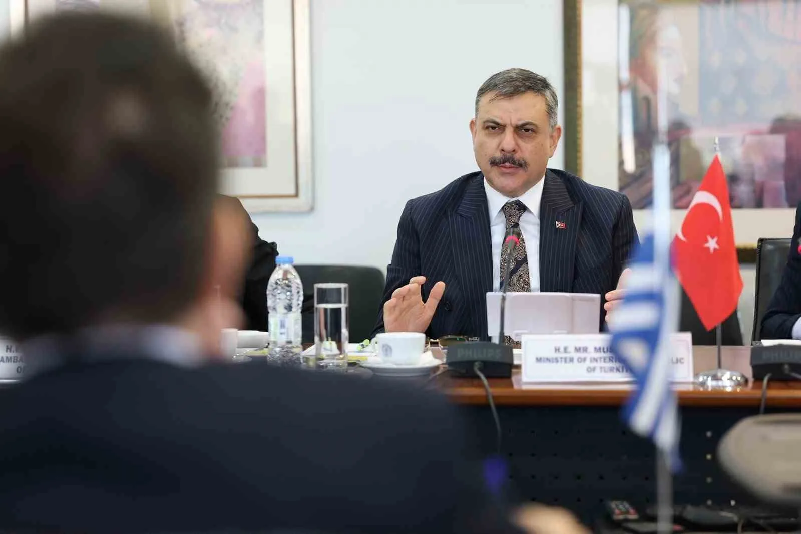 İÇİŞLERİ BAKANI MUSTAFA ÇİFTÇİ, YUNANİSTAN VATANDAŞI KORUMA BAKANI MİCHALİS CHRİSOCHOİDİS İLE GERÇEKLEŞTİRDİĞİ GÖRÜŞMEDE, 60 KİŞİNİN İADE SÜRECİNİN HIZLANDIRILMASINI İSTEDİ.
