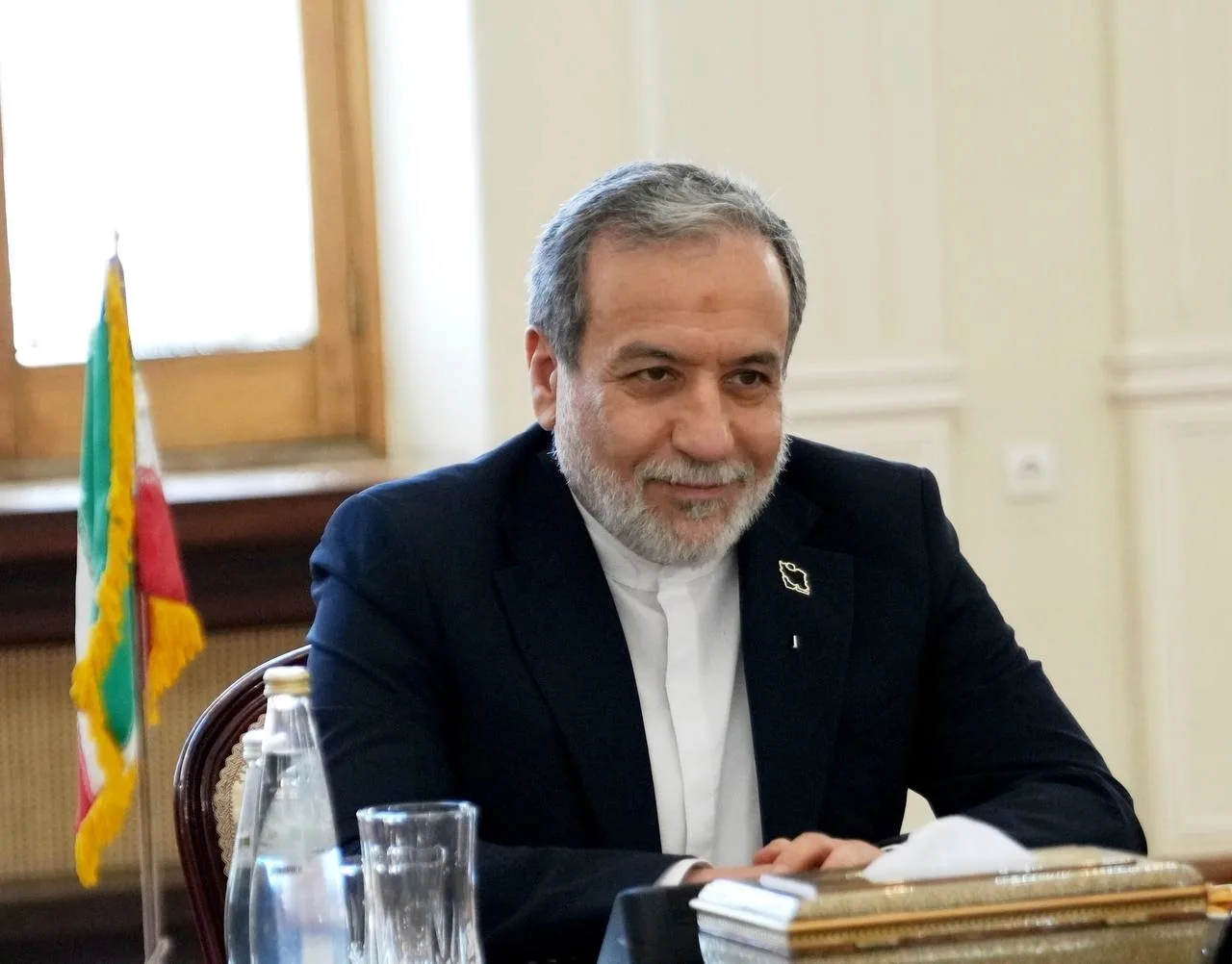 İRAN DIŞİŞLERİ BAKANI ABBAS ARAKÇİ, ALMANYA BAŞBAKANI FRİEDRİCH MERZ'İN AÇIKLAMASINA VERDİĞİ CEVAPTA, "100 MİLYAR EURO, GÜÇLÜ İRAN SİLAHLI KUVVETLERİNİN ULUSUMUZA SALDIRMAYA CÜRET EDENLERE İNDİRECEĞİ YIKICI VE AĞIR DARBENİN YANINDA HİÇBİR ŞEY. KIRMIZI ÇİZGİLER ARTIK GEÇMİŞTE KALDI"