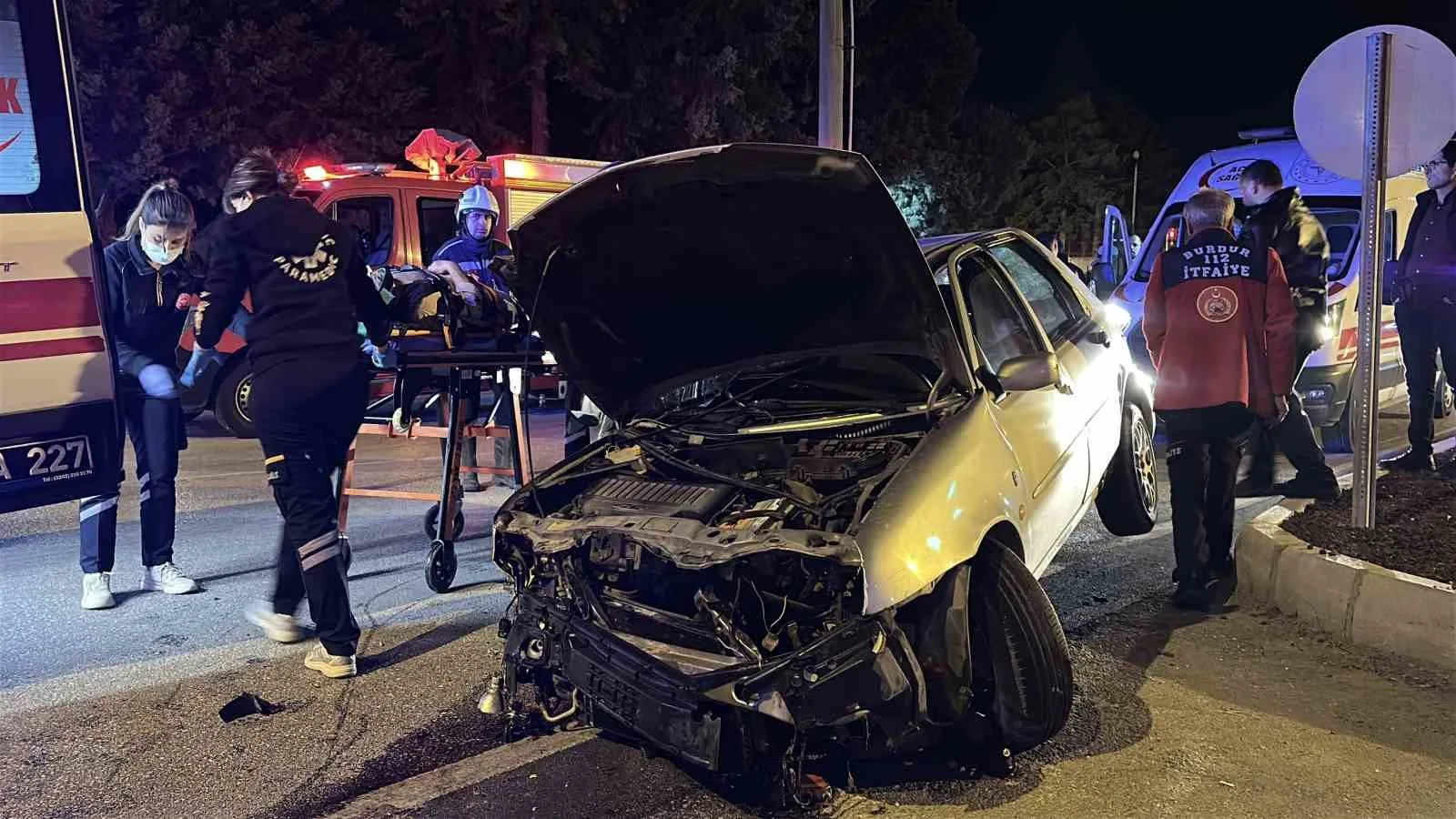 BURDUR'DA KIRMIZI IŞIK İHLALİ YAPTIĞI ÖNE SÜRÜLEN VE YAPILAN KONTROLDE 2.22 PROMİL ALKOLLÜ OLDUĞU BELİRLENEN SÜRÜCÜNÜN KULLANDIĞI OTOMOBİL, KAVŞAKTA BAŞKA BİR OTOMOBİLE ÇARPTI. ORTALIĞIN SAVAŞ ALANINA DÖNDÜĞÜ KAZADA 3 KİŞİ YARALANDI.
