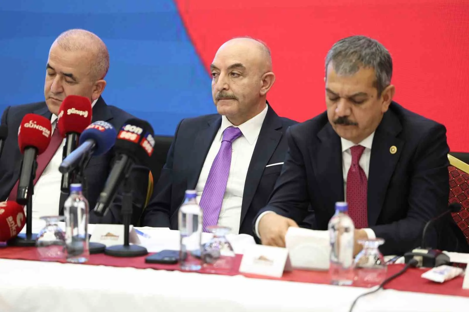 CUMHURBAŞKANI DANIŞMANI SİVİL DAYANIŞMA PLATFORMU BAŞKANI AYHAN OĞAN, "PKK/KCK TERÖR ÖRGÜTÜNÜN SİLAHSIZLANDIRILMASI VE DEVLETLE, MİLLETLE SİYASİ OLARAK ENTEGRASYONUNU HEDEFLER. KONUNUN ÖZETİ BUDUR VE BUNDAN İBARETTİR. BUNUN DIŞINDAKİ ANLATIMLAR, BEKLENTİLER, TALEPLER HERKESİN ŞAHSİ GÖRÜŞLERİDİR, DÜŞÜNCELERİDİR" DEDİ.