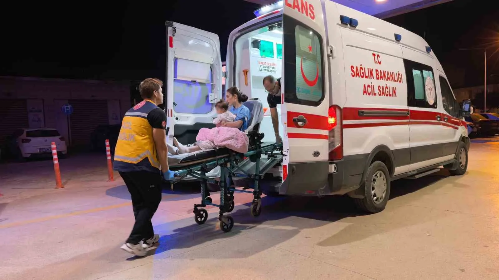BURSA'NIN İNEGÖL İLÇESİNDE MEYDANA GELEN 3 ARAÇLI ZİNCİRLEME TRAFİK KAZASINDA 1'İ 9 AYLIK BEBEK OLMAK ÜZERE 10 KİŞİ YARALANDI. YARALILAR, AMBULANSLARLA İNEGÖL DEVLET HASTANESİNE KALDIRILDI.