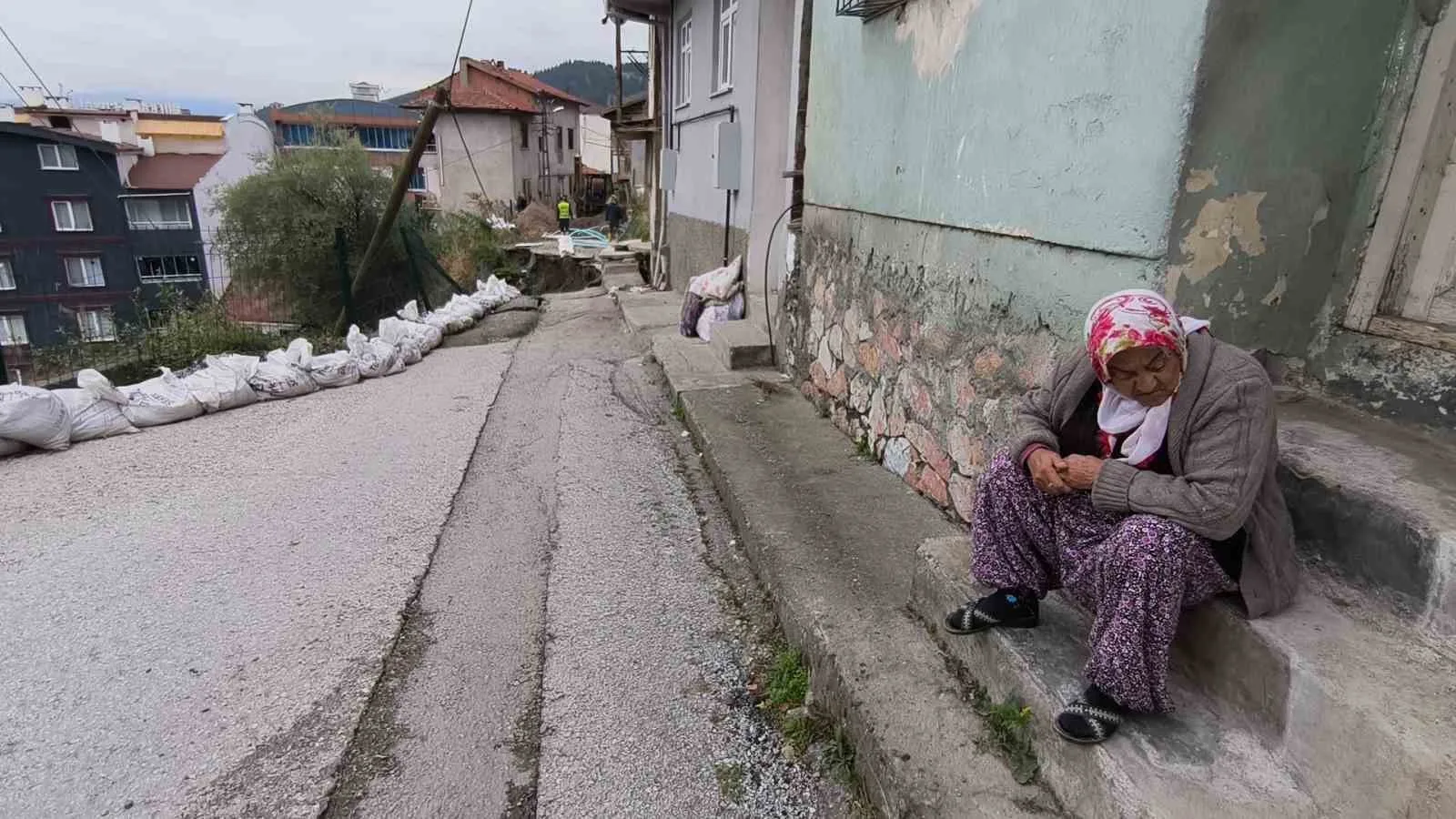 İHBAR ÜZERİNE BÖLGEYE AFAD, POLİS VE BELEDİYE EKİPLERİ SEVK EDİLDİ. OLAYLA İLGİLİ İNCELEME BAŞLATILDI. ÖTE YANDAN YOLDAKİ ÇÖKME ANI DRON İLE HAVADAN GÖRÜNTÜLENDİ.