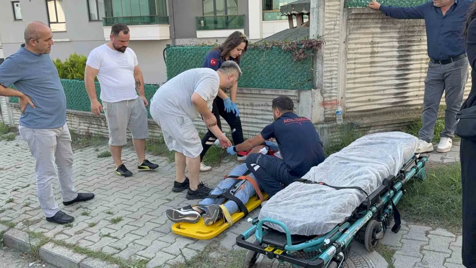 SAMSUN’DA İKİ OTOMOBİLİN ÇARPIŞTIĞI TRAFİK KAZASINDA 6 YAŞINDAKİ ÇOCUĞUN DA ARALARINDA BULUNDUĞU 3 KİŞİ YARALANDI. KAZA ANI GÜVENLİK KAMERASINA YANSIDI.