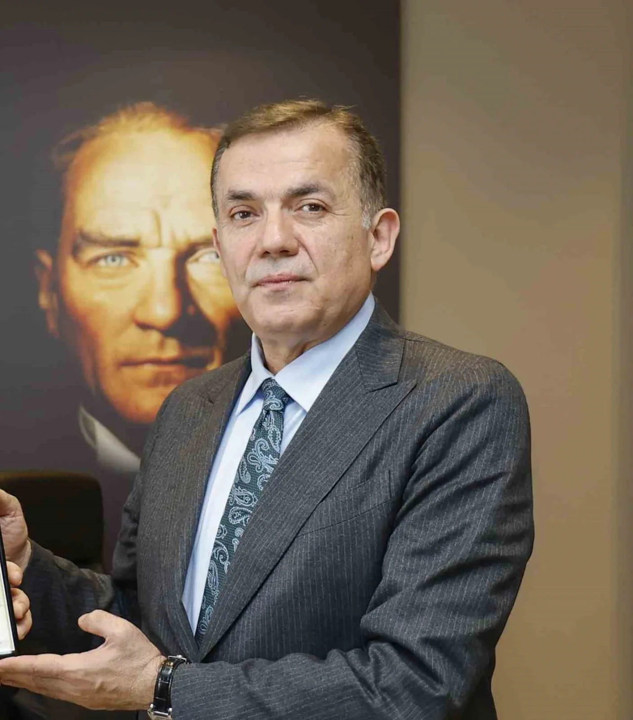 MERSİN'DE BÜYÜKŞEHİR, YENİŞEHİR VE MEZİTLİ BELEDİYELERİNE YÖNELİK YÜRÜTÜLEN YOLSUZLUK SORUŞTURMASI KAPSAMINDA GÖZALTINA ALINARAK ADLİYEYE SEVK EDİLEN YENİŞEHİR BELEDİYE BAŞKANI ABDULLAH ÖZYİĞİT, ÇIKARILDIĞI MAHKEMECE TUTUKLANDI.