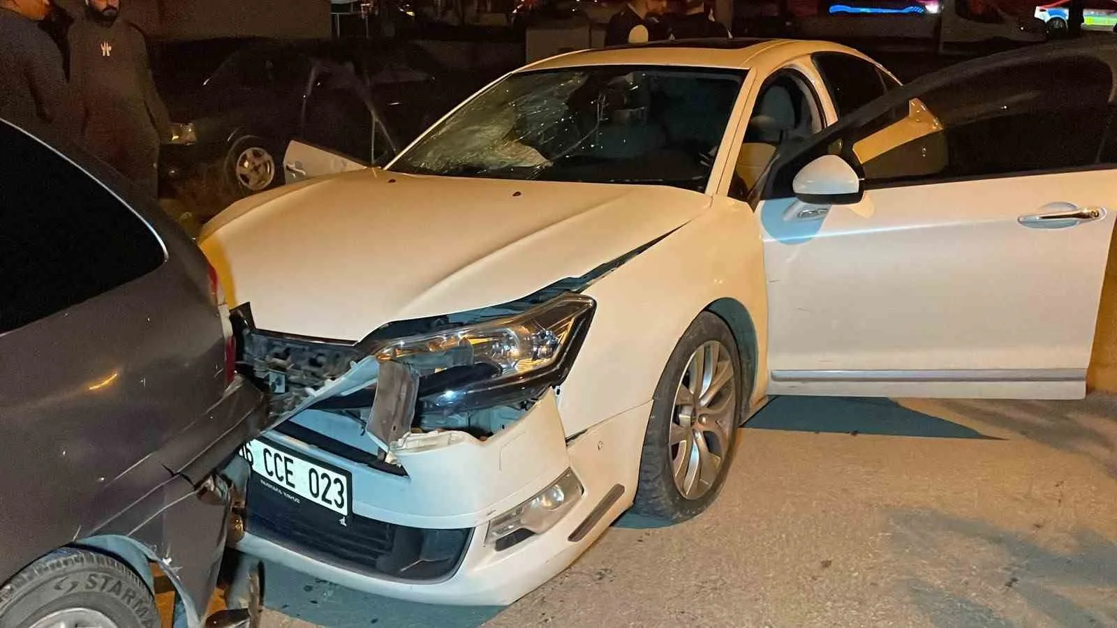 KARAMAN'DA OTOMOBİL İLE PANELVAN ARACIN KAVŞAKTA ÇARPIŞMASI SONUCU 2'Sİ AĞIR 3 KİŞİ YARALANDI