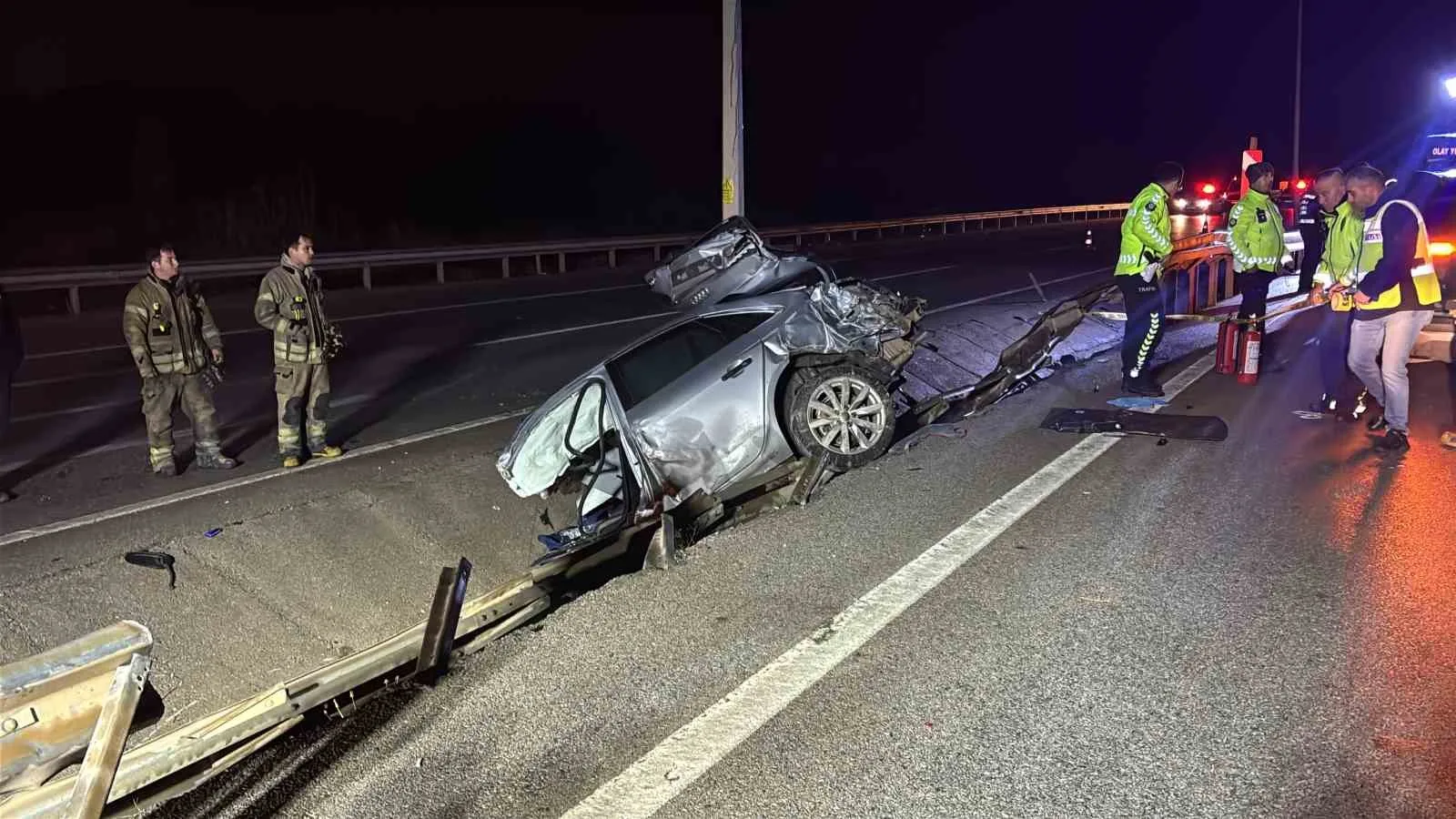 ÇANAKKALE’DE MEYDANA GELEN TRAFİK KAZASINDA OTOMOBİL PARAMPARÇA OLURKEN, İKİ GENÇ İSE HAYATINI KAYBETTİ.