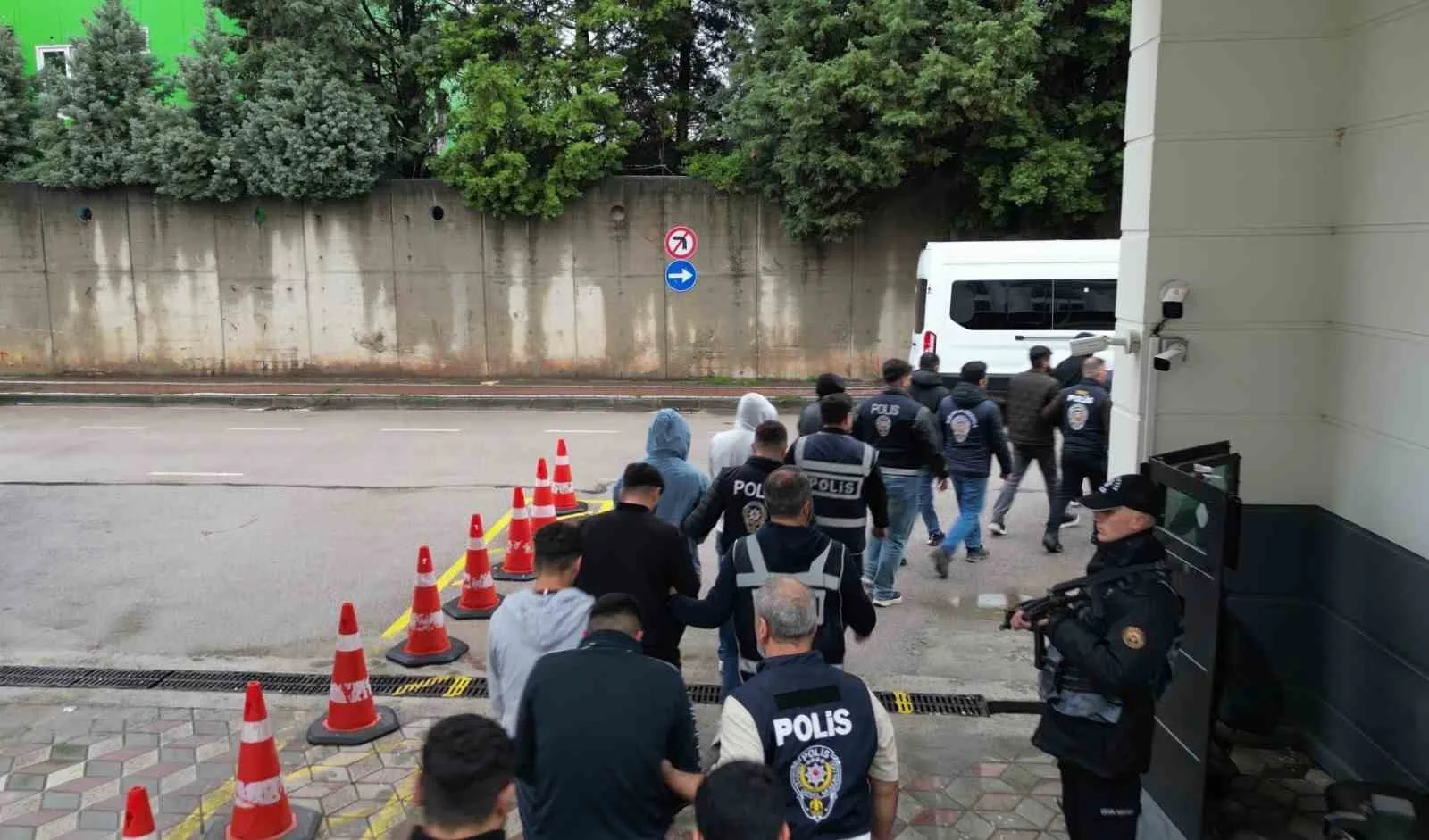 YASA DIŞI BAHİS VE KUMAR SİTELERİNE PARA TRANSFERLERİNE ARACILIK ETTİKLERİ İDDİA EDİLEN ŞÜPHELİLERE YÖNELİK 16 İLDE DÜZENLENEN EŞ ZAMANLI OPERASYONDA GÖZALTINA ALINAN 34 ŞÜPHELİDEN 29'U TUTUKLANARAK CEZAEVİNE GÖNDERİLDİ.